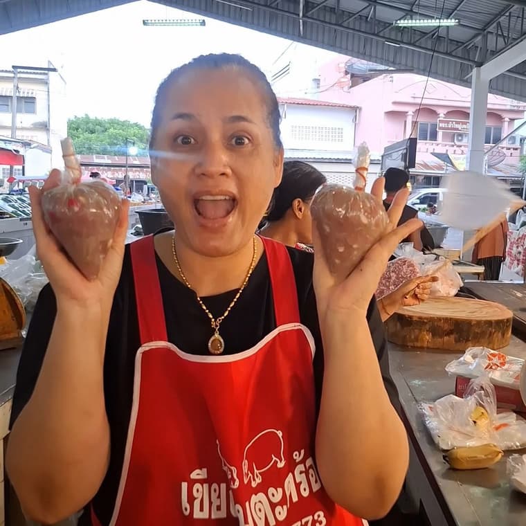 ไส้กรอกอีสานจากร้านเจ๊น้อย เขียงหมูตะคร้อ